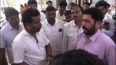 ವಿಜಯಪುರ: ಬಸ್ ಚಾಲಕನಿಂದ ಹಲ್ಲೆಗೊಳಗಾದ ವಿದ್ಯಾರ್ಥಿಯ ಯೋಗ ಕ್ಷೇಮ ವಿಚಾರಿಸಿದ ಕೆ ಎಸ್ ಆರ್ ಟಿ ಸಿ ಹಿರಿಯ ಅಧಿಕಾರಿಗಳು