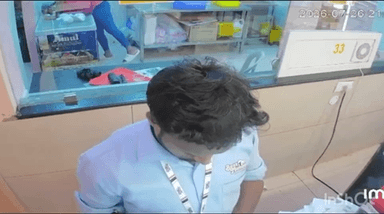 இராமநாதபுரம்: வாணி பகுதியில் தனியார் பேக்கரியில் மோசடியில் ஈடுபட்ட நபர் போலீசில் ஒப்படைப்பு