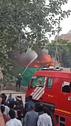 यमुना विहार: सोनिया विहार में ई-बस में लगी भीषण आग, चार्जिंग स्टेशन पर मची अफरा-तफरी