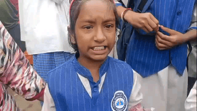 ವಿಜಯಪುರ: ಸಾರವಾಡ್ ಗ್ರಾಮದಲ್ಲಿ ಬಸ್ ನಿಲ್ಲಿಸುವಂತೆ ಒತ್ತಾಯಿಸಿ ವಿದ್ಯಾರ್ಥಿಗಳ ಪ್ರತಿಭಟನೆ