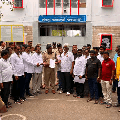 ಕಲಬುರಗಿ: ಸೆಂಟ್ರಲ್ ಜೈಲಿನ ಮೊಬೈಲ್ ಜಾಮರ್ ವ್ಯಾಪ್ತಿ ಕಡಿಮೆ ಮಾಡುವಂತೆ ಆಗ್ರಹಿಸಿ ನಗರದಲ್ಲಿ ಮನವಿ ಸಲ್ಲಿಕೆ