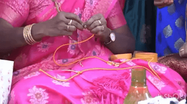 இராமேஸ்வரம்: ஆடிப்பெருக்கையொட்டி ராமேஸ்வரம் பத்ரகாளியம்மன் கோவிலில் பெண்கள் தாலி மாற்றி வழிபாடு செய்தனர்