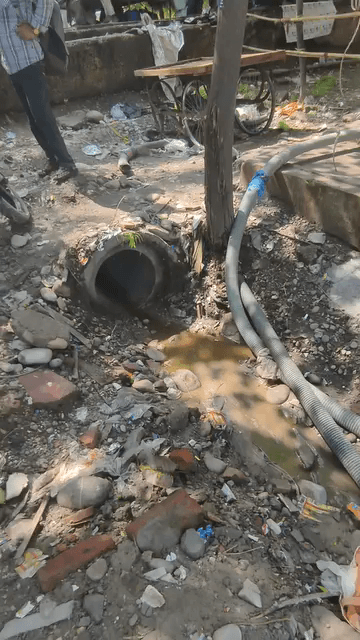 कांवड़िए पेशाब वाला गंगा जल भर के ला रहे?
हरिद्वार हर की पैड़ी, शौचालय मल मूत्र गंगा नदी में
#kanwaryatra #haridwar