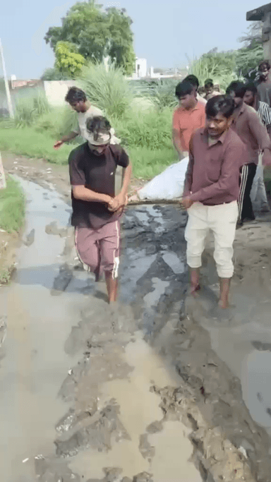 दादरी: ग्रेटर नोएडा: सेथली गांव में श्मशान मार्ग बना दलदल, कीचड़ से अर्थी ले जाने का वीडियो वायरल