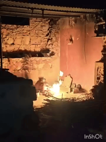 भरतपुर: भुसावर के गांव इटामडा में महेंद्र पुत्र दयाराम जाटव के घर पर खाना बनाते समय घरेलू गैस सिलेंडर में अचानक लगी आग