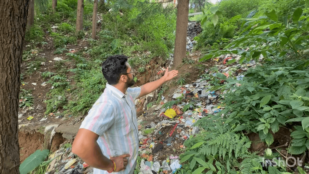 लोहाघाट में देवदार के जंगलों के दुश्मन लोहाघाट वाले ही हैं।
वीडियो चाँदमारी क्षेत्र की है।