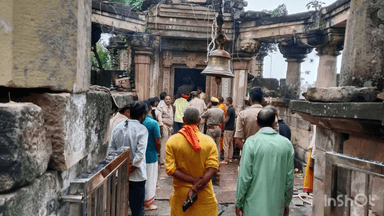 कर्वी: चित्रकूट पहुंचे विश्व हिंदू परिषद के केंद्रीय धर्माचार्य, सोमनाथ चर मंदिर में की पूजा-अर्चना
