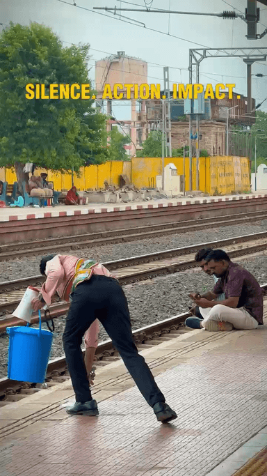 खामोशी से अपना फर्ज़ निभाइये, शोर तो आपका काम
खुद मचा देगा! 🇮🇳
#ActionOverWords #IndianRailways #CleanIndiamission #SilentRevolution
