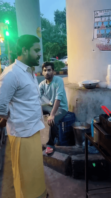 दिल्ली में सावन के पवित्र महीने के दौरान एक मुस्लिम व्यक्ति सड़क के बीचों-बीच चिकन बेच रहा था। हिंदू वीर सेना के प्रमुख सत्यम पंडित ने उससे उसके कागज़ात मांगे और उसे चेतावनी दी।