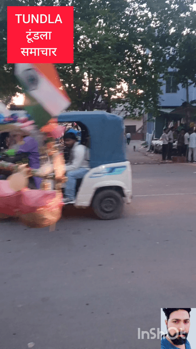कावड़िया कोई भी पुलिस नहीं होती है बेचारे स्वयं निकल रहे होते हैं भीड़ भरी एरिया से सब्जी मंडी टूंडला कावड़ ले जाते हुए?