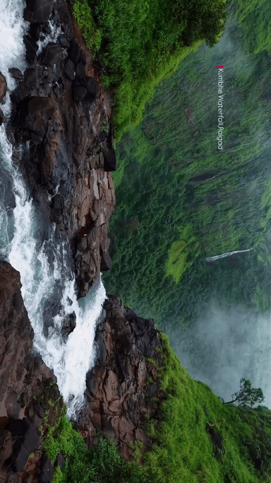 महाराष्ट्र के रायगढ़ में मौजूद मनमोहक कुंभे वॉटरफ़ॉल मॉनसून के उन अजूबों में से एक है, जहाँ ज़रूर जाना चाहिए।