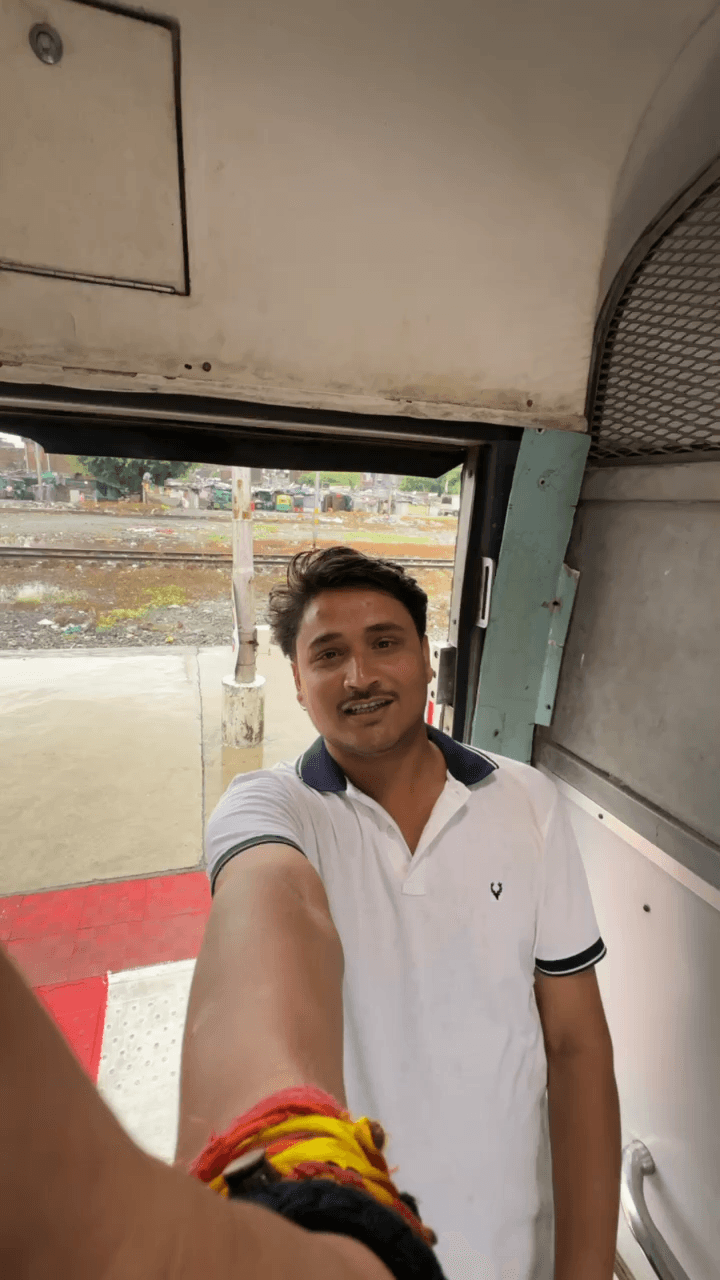 #नैनीताल में घने बादलों ने बिखेरी खूबसूरती, नज़ारा लग रहा है बेहद प्यारा। ☁️🌿
चारों तरफ हरियाली