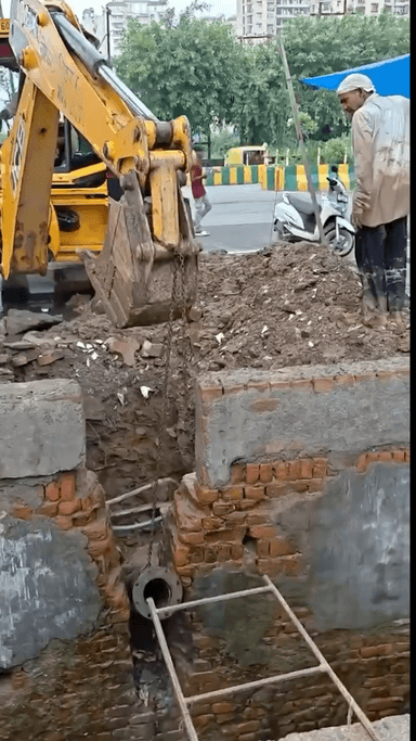 दादरी: सैक्टर 78 के पास पाइप से पानी भरने वाले वीडियो वायरल होने के बाद प्राधिकरण ने पाइप उखाड़ा