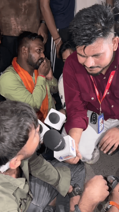 समीर खान अहमदाबाद में एक 16 साल की हिंदू लड़की को लगातार रिलेशनशिप में आने के लिए मजबूर कर रहा था।
लड़की मना कर रही थी, और उसकी परेशानी की वजह से उसके माता-पिता भी नए घर चले गए।
