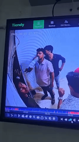 बाराबंकी के Awadh Avenue Mall में लिफ्ट के पास मसाला खाकर थूकना गलत बात है। #viralvideo #viralpost