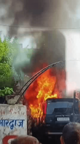 अलवर: अलवर में मकान में खड़ी एसयूवी कार में अचानक लगी आग, डीजल टैंक फटने से मचा हड़कंप, फायर ब्रिगेड ने पाया काबू