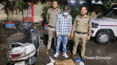 लालकुऑ: स्कूटी में शराब बेचने वाले अभियुक्त को गिरफ्तार किया गया, स्कूटी व घर के स्टोर रूम से 65 क्वार्टर अंग्रेजी शराब बरामद