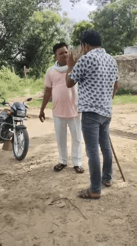 रैणी: रैणी में आवारा पशुओं से फसलों को नुकसान, ग्रामीणों ने अटल सेवा केंद्र में पशुओं को बंद कर जड़ा ताला
