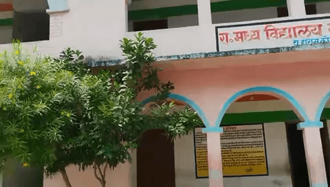 गोरिगामा स्कूल में टीचर की अनुपस्थिति के कारण बच्चों से ही बच्चों को पढ़ाया जा रहा है। # #