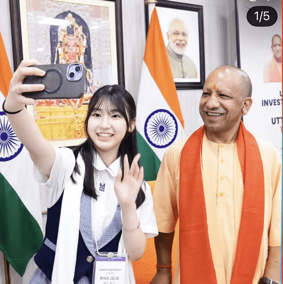 *लखनऊ* सीएम योगी आदित्यनाथ ने शुक्रवार को लखनऊ में जापान-भारत छात्र संवाद में हिस्सा लिया। भारत-जापान संबंधों व सांस्कृतिक आदान-प्रदान पर विचार रखे। जापानी छात्र सेल्फी को उत्साहित दिखे #CMYogi #Japan #Lucknow #Students #Selfie