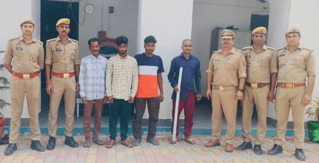*बाराबंकी - बड़ी सफलता* रामनगर पुलिस ने हत्या के 4 वांछित आरोपियों को किया गिरफ्तार, आलाकत्ल डंडा बरामद। SP अर्पित विजयवर्गीय के अभियान में बड़ी कामयाबी, सभी भरसवा गांव के निवासी। #Barabanki #BarabankiPolice #CrimeNews #UPPolice