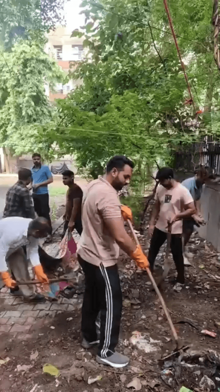 त्रिलोकपुरी में विधायक रविकांत उज्जैनवाल ने चलाया सफाई अभियान, युवाओं ने किया पौधारोपण