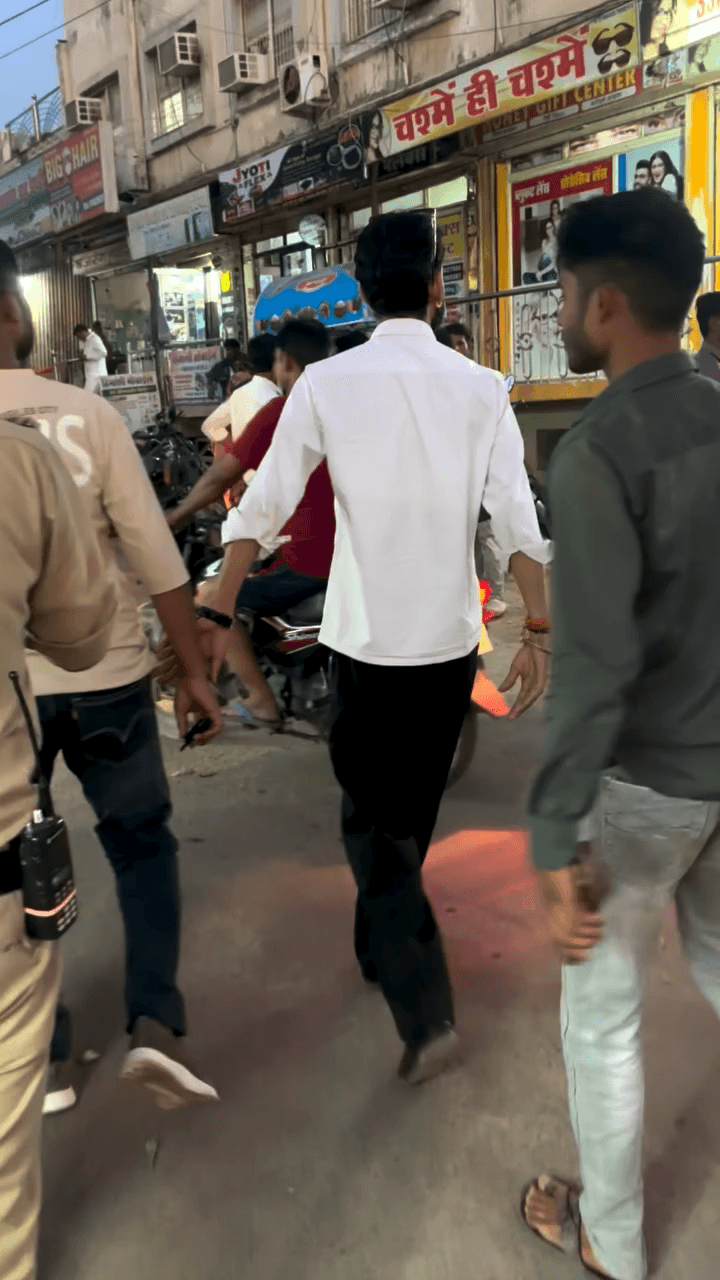 हम बुरे तब बनते हैं, जब लोग हमारी अच्छाई का फायदा उठाने लगते हैं।
फिर हम बदलते नहीं… बस लोगों की असलियत समझ जाते हैं।..!
#apsgurjar #viral