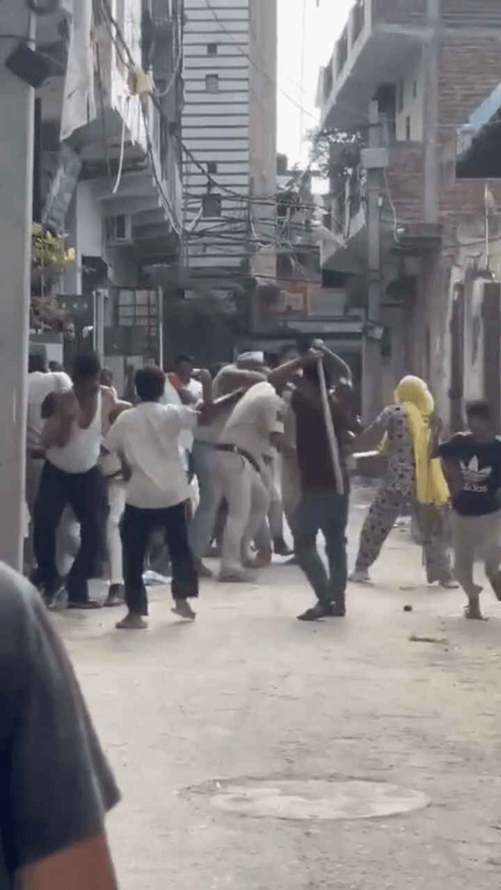 दिल्ली में पुलिस टीम पर जानलेवा हमला