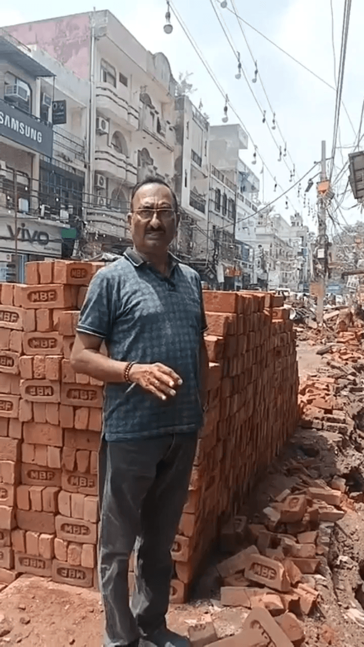 यमुना विहार: कृष्णा नगर में नाली के निर्माणकार्य का पार्षद संदीप कपूर ने निरीक्षण किया