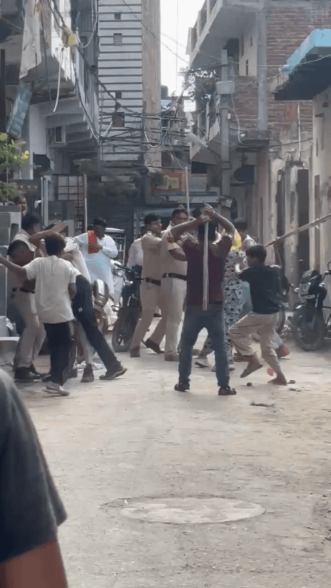 भलस्वा डेयरी में पुलिस टीम पर जानलेवा हमला, लाठी-डंडों और पत्थरों से किया वार