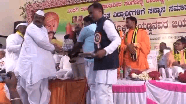 ಸಿಂದಗಿ: ಸಚಿವ ಯತೀಂದ್ರ ಸಿದ್ದರಾಮಯ್ಯ ನವರ ನೇತೃತ್ವದಲ್ಲಿ ಪಟ್ಟಣದಲ್ಲಿ ನಡೆದ ಕಾರ್ಯಕ್ರಮದಲ್ಲಿ ಸಾಧಕರಿಗೆ ಸನ್ಮಾನ