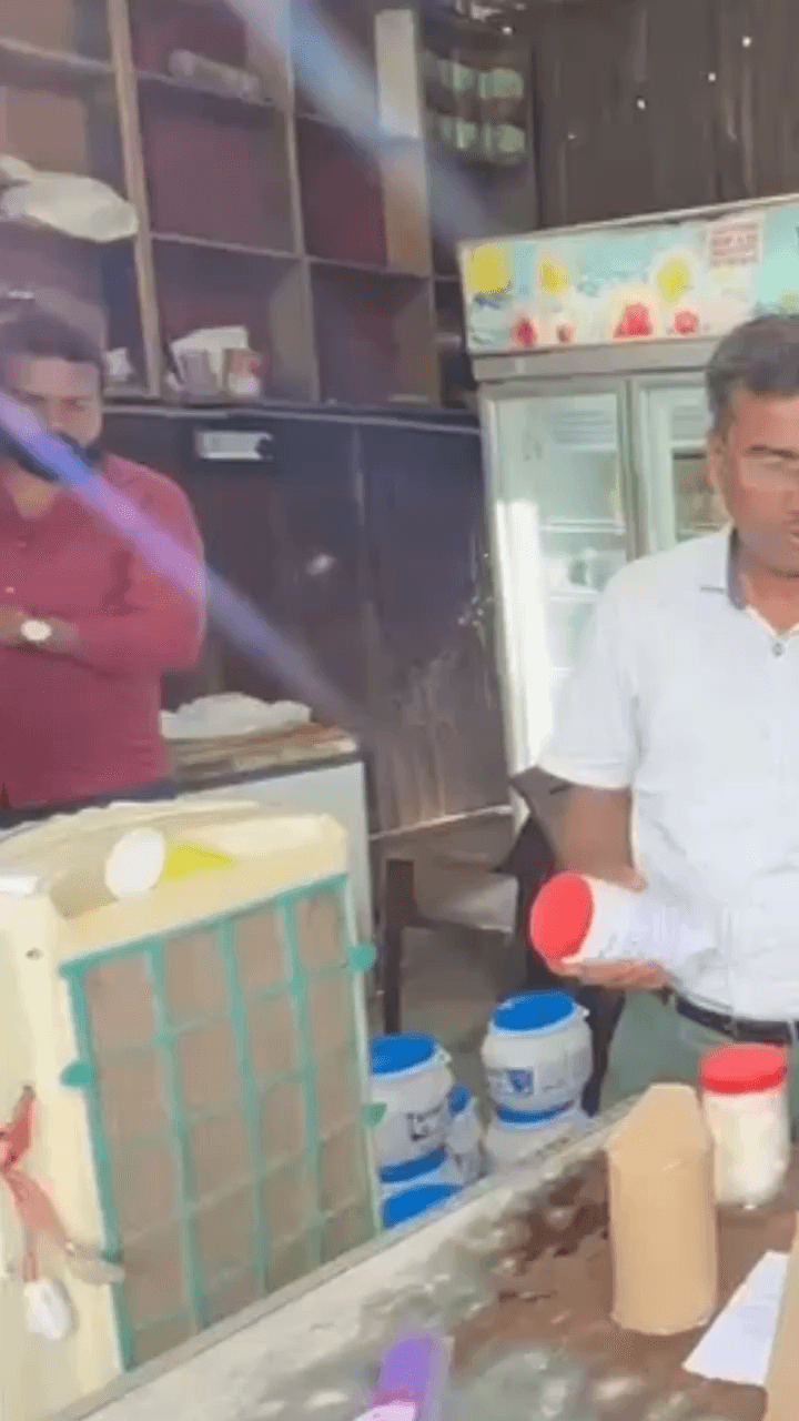 दादरी: नोएडा में पनीर खाने वाले सावधान, लगभग 300 किलो पनीर किया गया नष्ट
