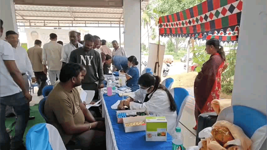 ಮಳವಳ್ಳಿ: ಪಟ್ಟಣದಲ್ಲಿ ಮ್ಯಾಕಿಸ್ ಪರಮಾತ್ಮ ಪೌಂಡೇಷನ್ ವತಿಯಿಂದ ನಡೆದ ಆರೋಗ್ಯ ತಪಾಷಣೆ ಶಿಬಿರ ದಲ್ಲಿ 350 ಮಂದಿಗೆ ಚಿಕಿತ್ಸೆ
