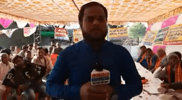 दहेज प्रथा का अंत कब की मुहिम के बारे में मीडिया को साक्षात कार देते ग्राम विकास अधिकारी पुत्तन लाल पाल संस्थापक अध्यक्ष नवयुग जन चेतना