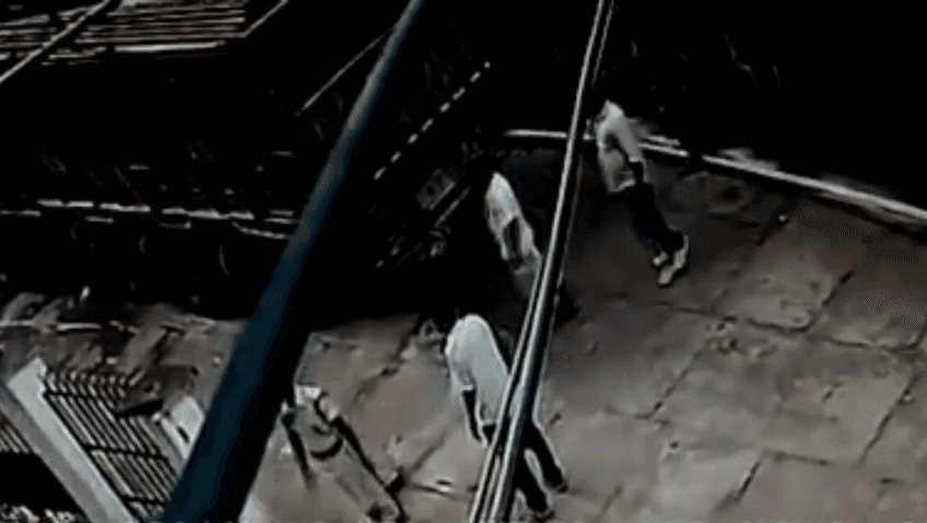 জামপুইজলা: দেখুন, কিভাবে পুলিশের সামনে দুই ঠিকেদারকে বেধড়কভাবে পেটানো হয় বিশ্রামগঞ্জ আরডি অফিসের সামনে