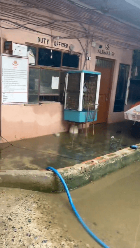 प्रेम नगर थाने में जलभराव, शॉर्ट सर्किट का बड़ा खतरा; पुलिस का कामकाज ठप, आवागमन प्रभावित