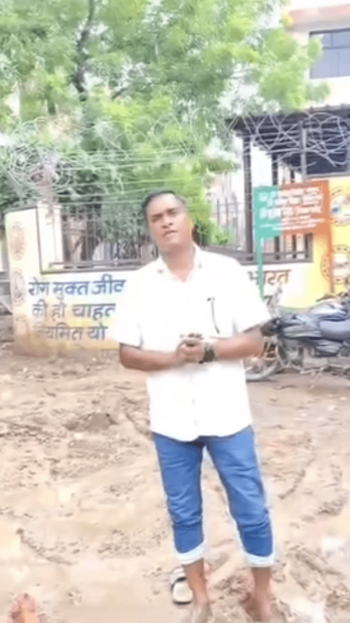 यमुना विहार: सोनिया विहार: स्वास्थ्य केंद्र के बाहर जलभराव पर आप नेता बीरेंद्र गुप्ता ने उठाए सवाल