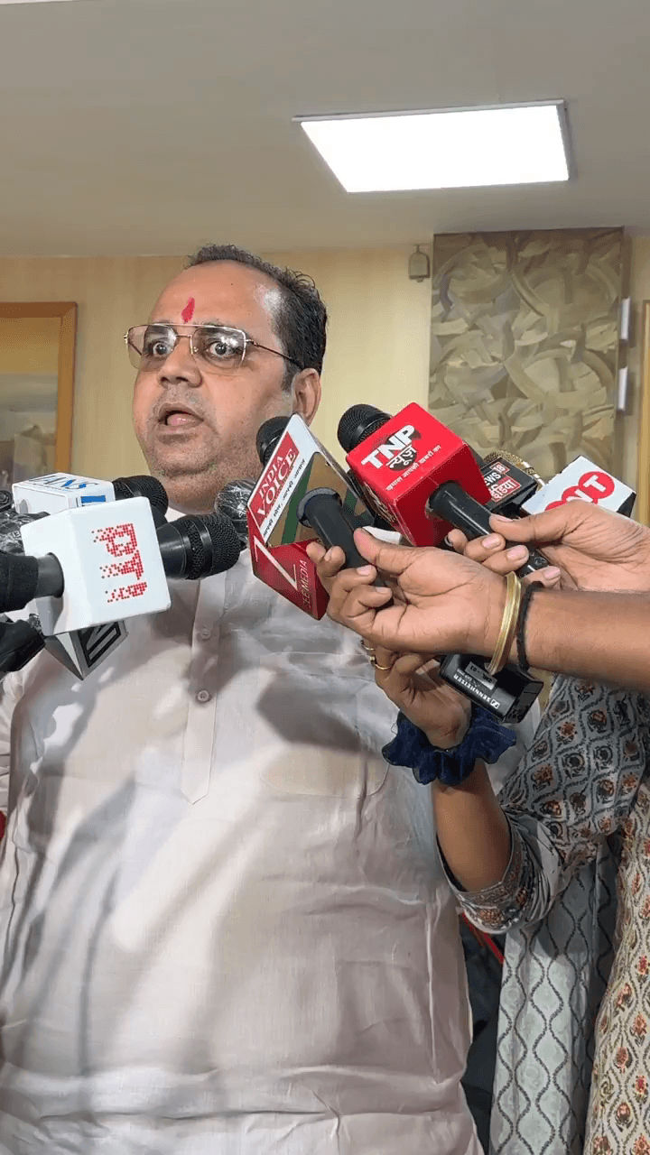यमुना विहार: मौसमी बीमारियों को लेकर दिल्ली सरकार अलर्ट, स्वास्थ्य मंत्री पंकज कुमार सिंह ने तैयारियों की समीक्षा की