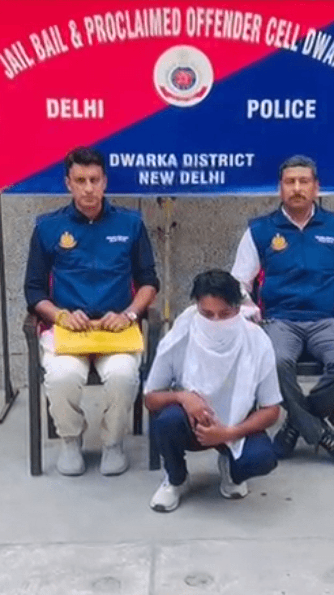 द्वारका पुलिस ने घेराबंदी कर एक भगोड़े आरोपी को पकड़ा