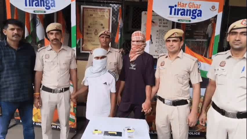 यमुना विहार: रानीखेत एक्सप्रेस में 67 वर्षीय महिला से लूट, 24 घंटे में 2 आरोपी गिरफ्तार, मोबाइल-सोने की चेन बरामद
