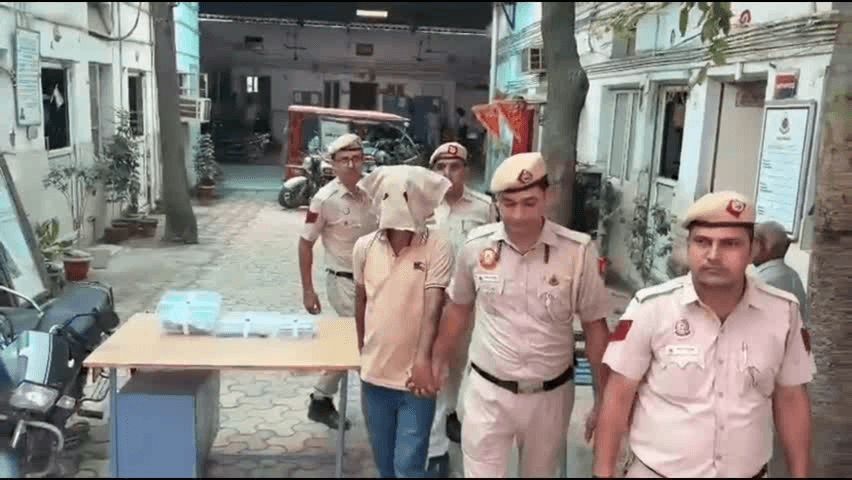 यमुना विहार: हर्ष विहार थाना पुलिस ने 13 लाख रुपये की चोरी का मामला सुलझाया, शातिर चोर गिरफ्तार