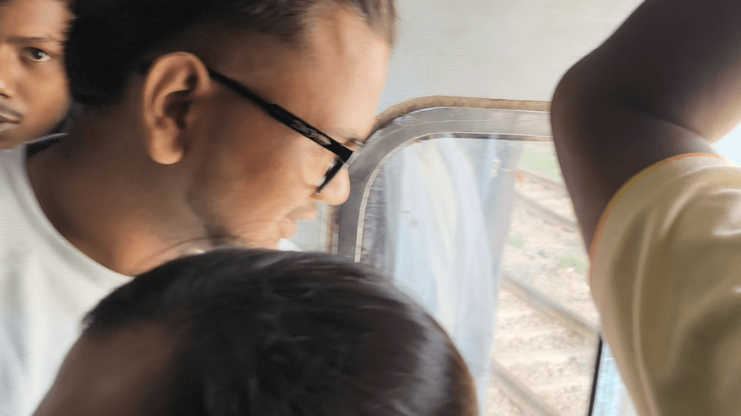 मैंने ट्रेन में जनरल डिब्बे की ये हालत देखी है।
एक बार आप भी देखिए—आखिर इतनी भीड़ क्यों है?