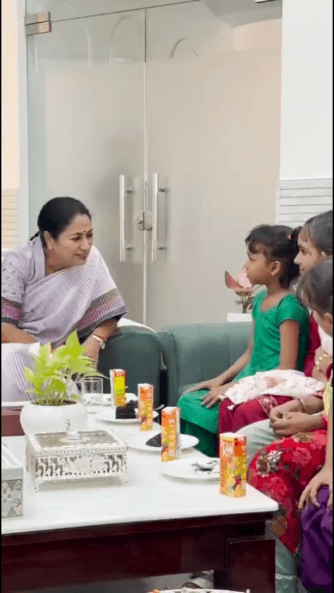 रक्षा बंधन पर सीएम रेखा गुप्ता ने सड़क पर रहने वाले बच्चों संग बांटी खुशियां