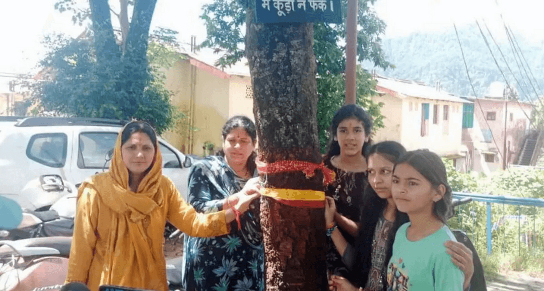 चमोली: रक्षा बंधन पर पेड़ों पर रक्षा सूत्र बांध कर संरक्षण का संकल्प, चिपको नेता चक्रधर तिवारी की 13वीं पुण्य तिथि पर याद