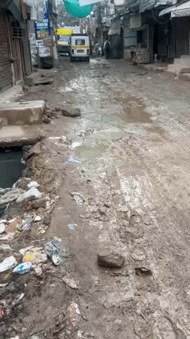 करोल बाग: संत नगर में गंदगी और टूटी सड़कों से परेशान लोग, शिकायतों के बावजूद नहीं हो रही कार्रवाई