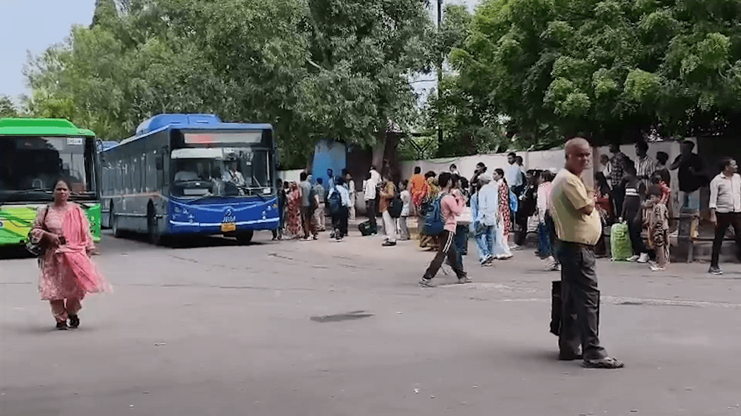 पिंक कार्ड की आखिरी तारीख पर उत्तम नगर डिपो में बंद मिला काउंटर, महिलाओं ने जताई नाराजगी।