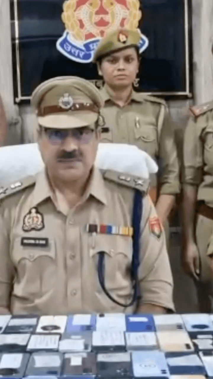 गौतम बुद्ध नगर: ग्रेटर पुलिस का मानवता भरा व्यवहार, 101 खोए मोबाइल फोन बरामद कर मालिकों को सौंपे, खिल उठे चेहरे