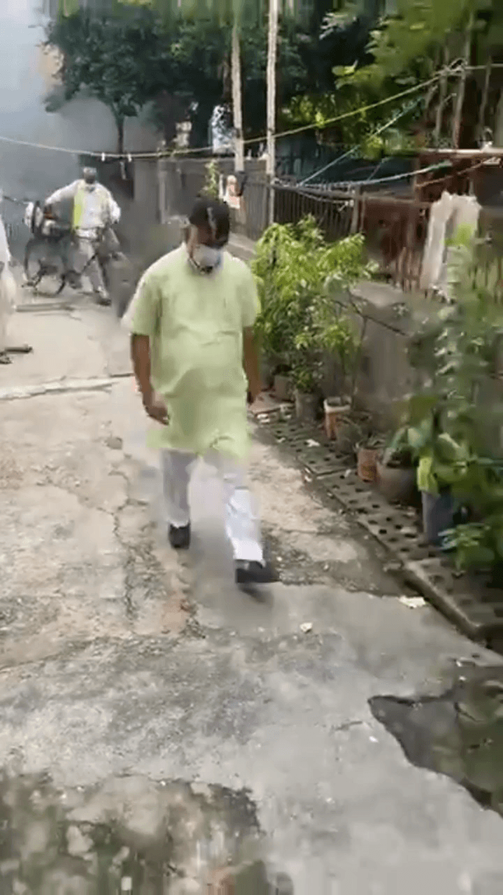 यमुना विहार: दिल्ली नगर निगम ने दिलशाद गार्डन इलाके में पार्षद की मौजूदगी में फागिंग शुरू की
