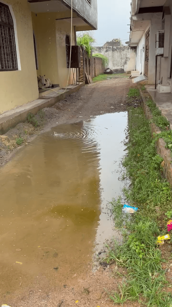 Ward no. 34 dinara road Colony me barish ka pani bharne se bachcho ko or colony balo ko nikalne me paresani ho rahi hai