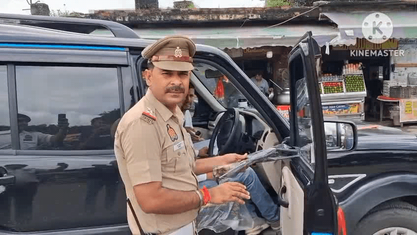 रामपुर: रामपुर रोडवेज पर चैकिंग के दौरान ट्रैफिक पुलिस ने स्कॉर्पियो से काली फिल्म हटाई, ₹2500 का चालान किया